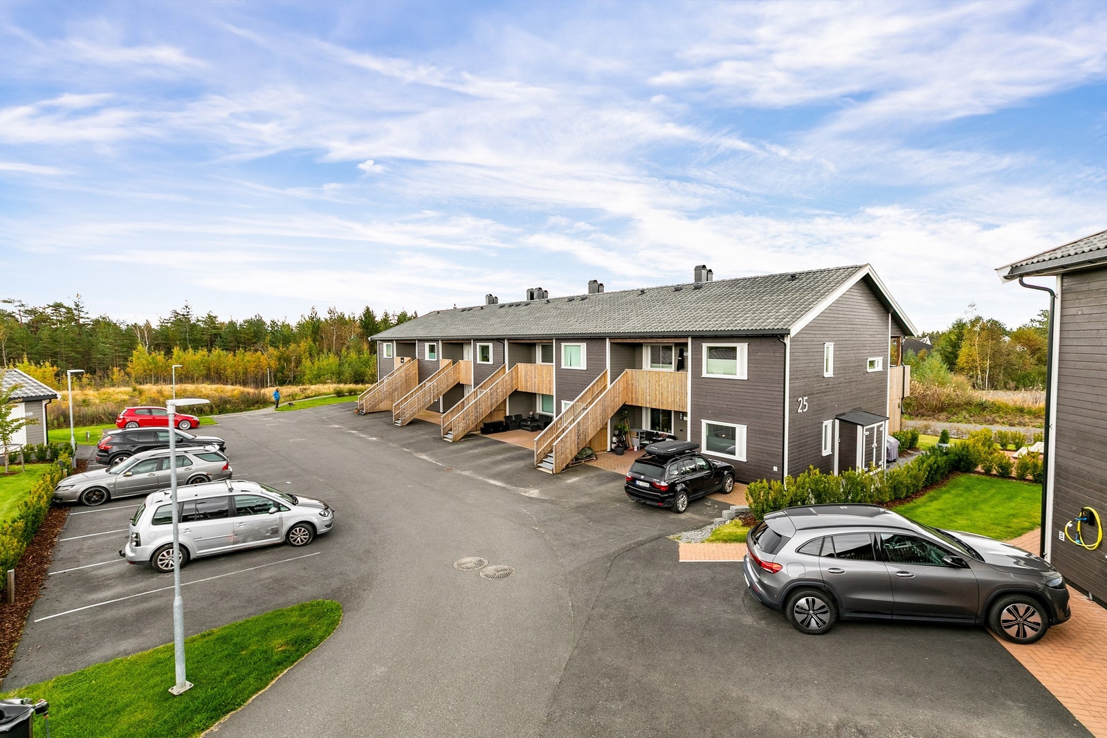 Leiligheten disponerer fast biloppstillingsplass merket 25D, tilrettelagt for montering av egen ladeboks. Galleribilde
