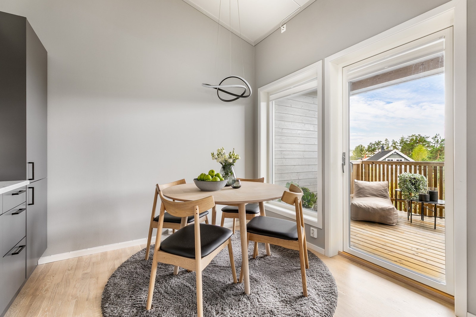 Over stuen og kjøkkenet skråner himlingen opp til en luftig høyde med utvidende effekt på romfølelsen. Galleribilde