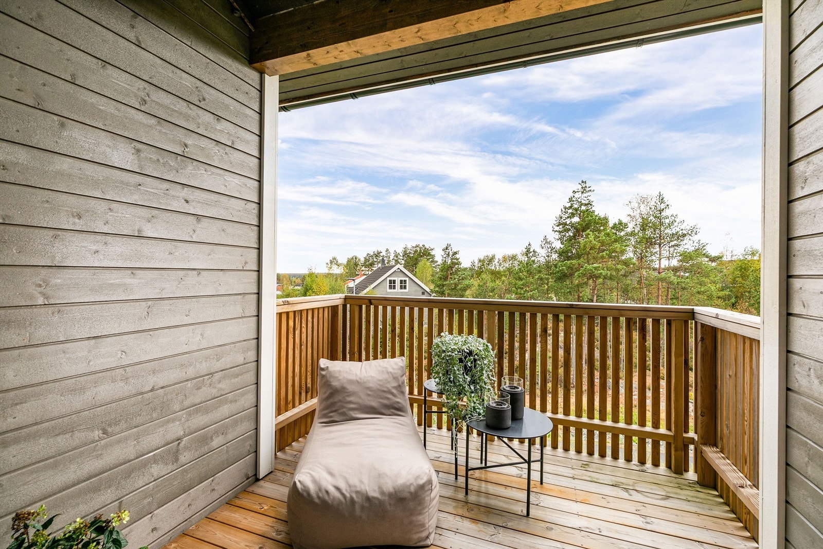 Balkongens inntrukne del er lun og et hyggelig sted å sitte ute - spesielt på de lyse sommerkveldene. Galleribilde