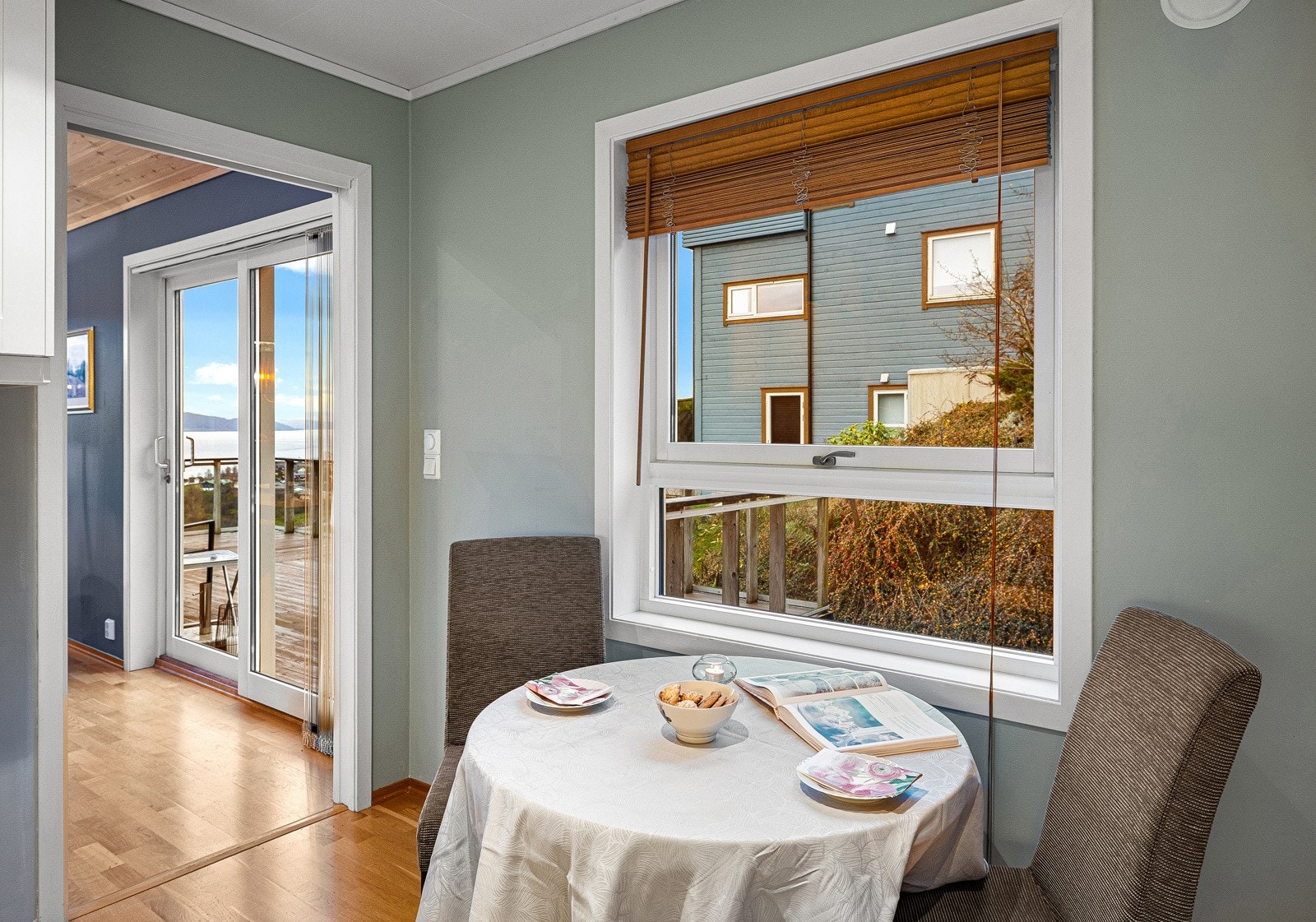 Fra kjøkkenet går man rett ut i stuen eller ut på altanen i front Galleribilde