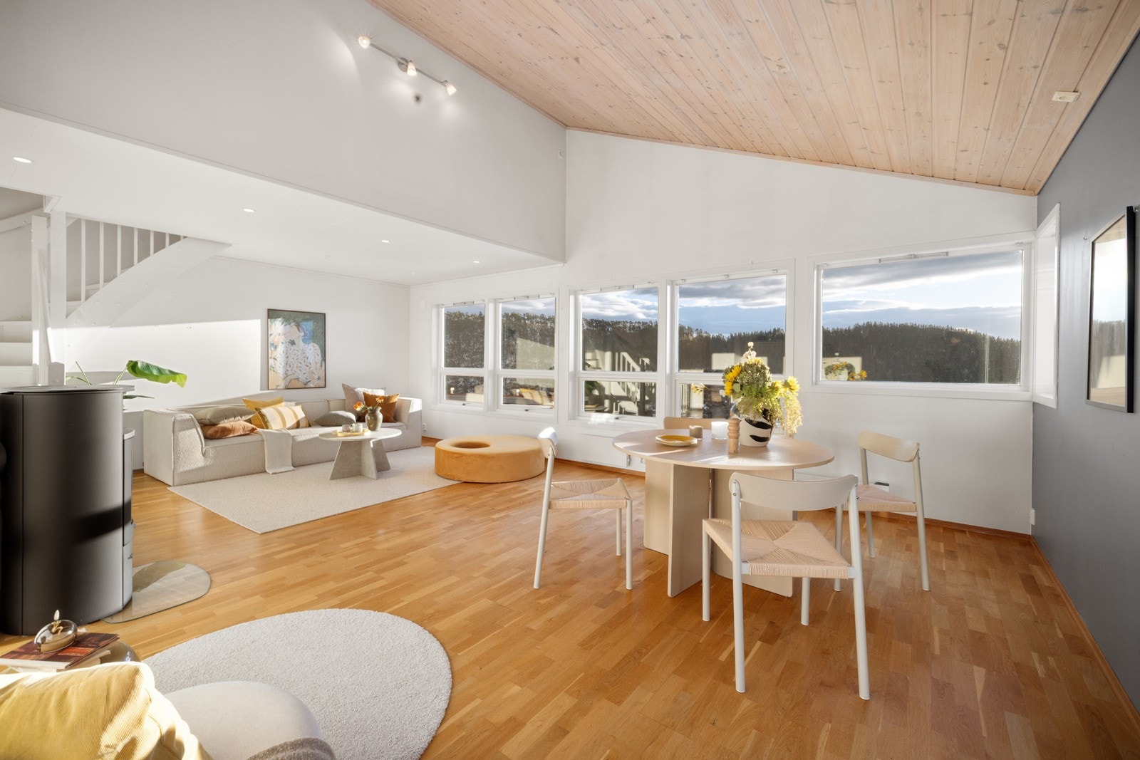 I deler av stuen er det meget god takhøyde Galleribilde