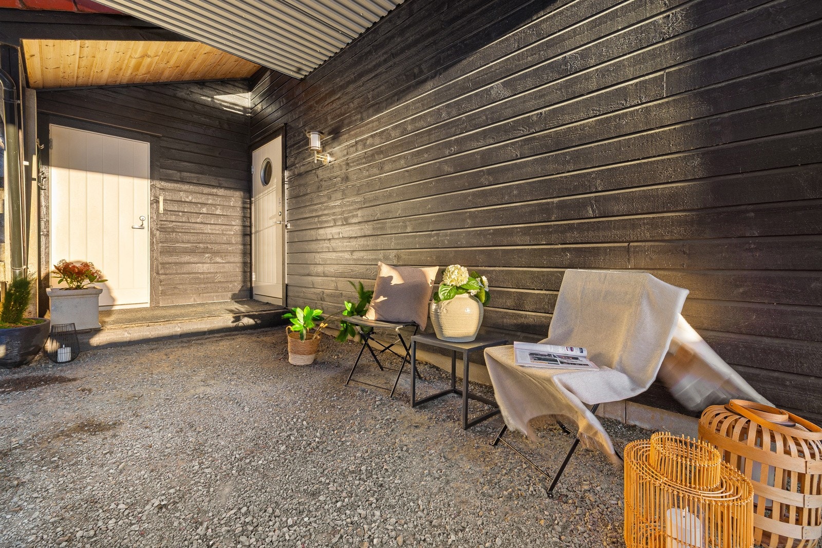 Overbygget inngangsparti med tilgang til utebod Galleribilde