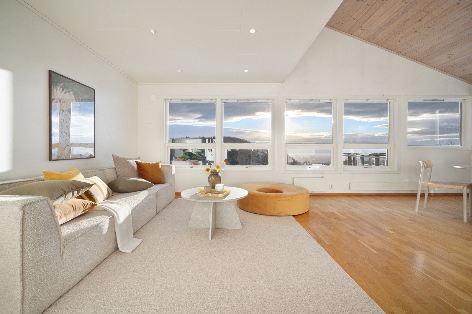 I stuen vender vinduene ut mot nydelig utsikt Galleribilde
