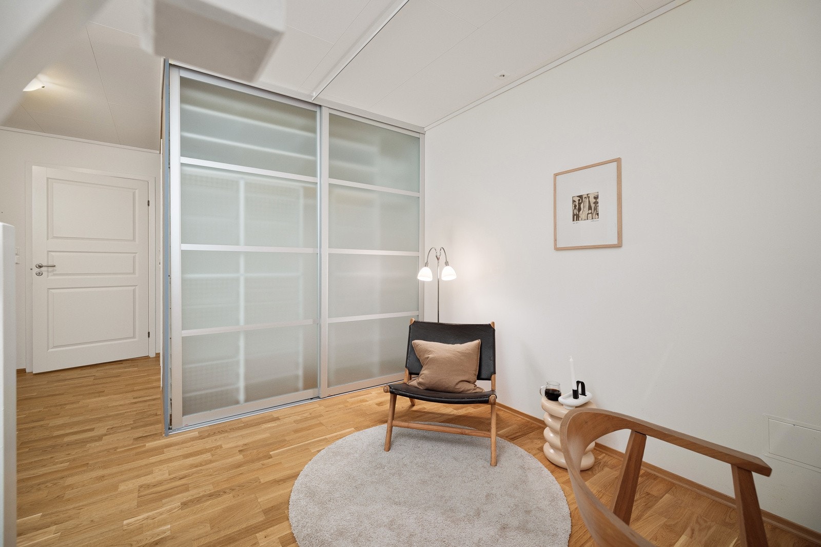 Skyvedørsgarderobe i samme rom Galleribilde