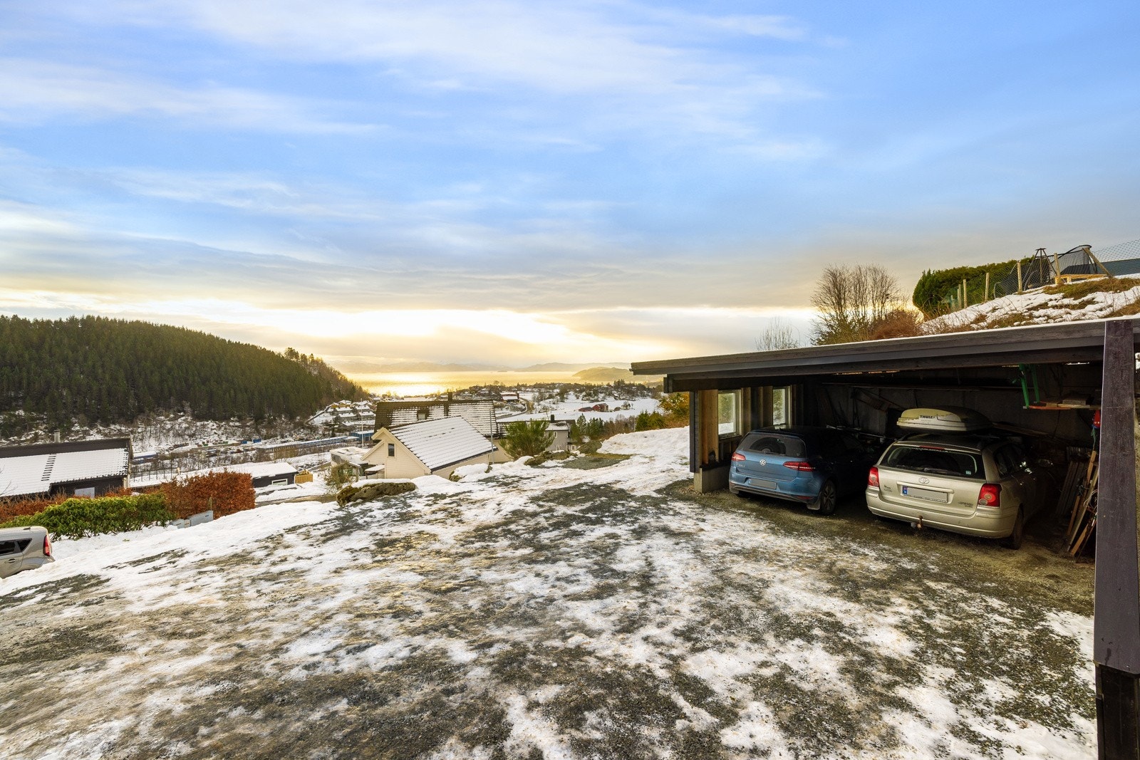 Gårdsplass nedenfor huset med dobbel garasje Galleribilde