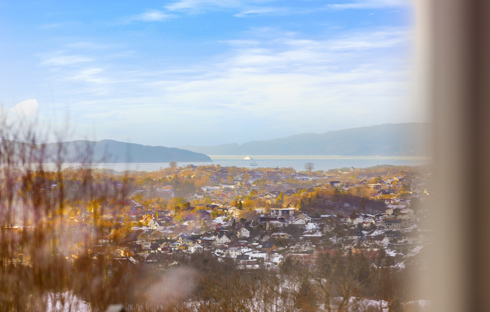 og herfra skuer man forbi Reksteren og ser fergen til Stord i det fjerne Galleribilde