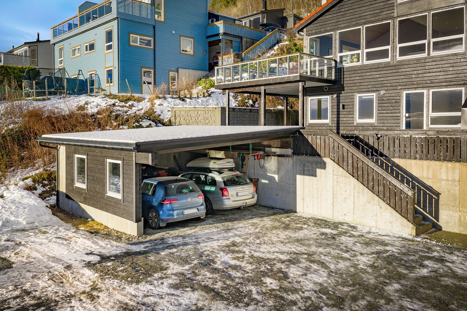 Gårdsplass nedenfor huset med dobbel garasje Galleribilde