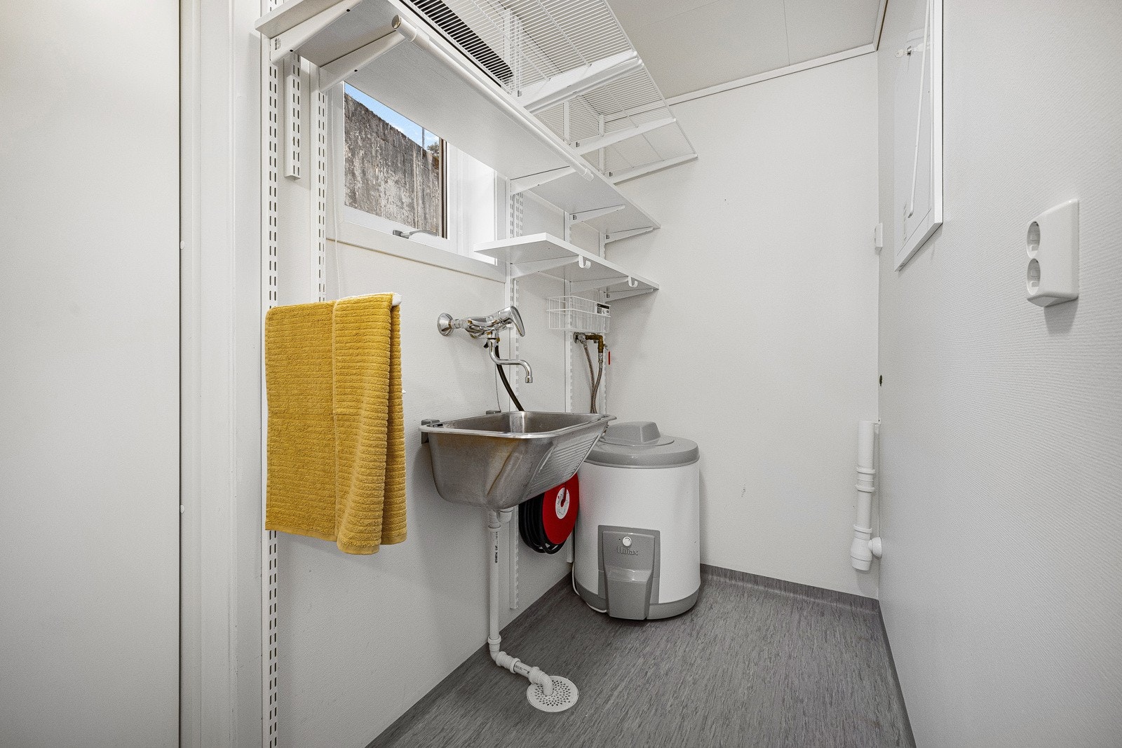 Innredet med servant, toalett og opplegg for vaskemaskin Galleribilde