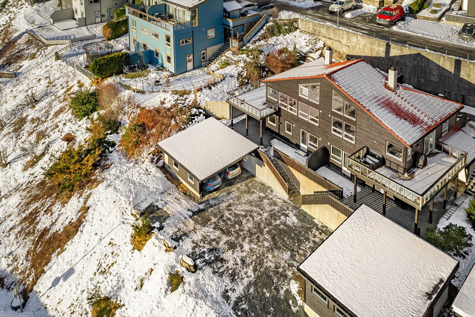 Eiendommer ligger høyt og fritt og nyter flott utsikt Galleribilde