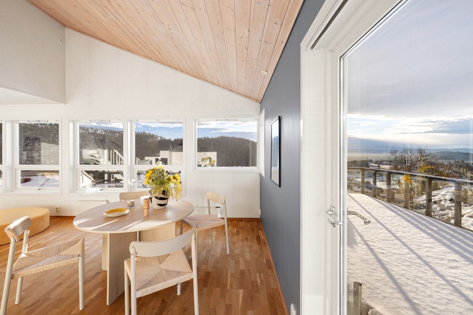 Utgangen til uteområdet i front ligger mellom stue og kjøkken Galleribilde