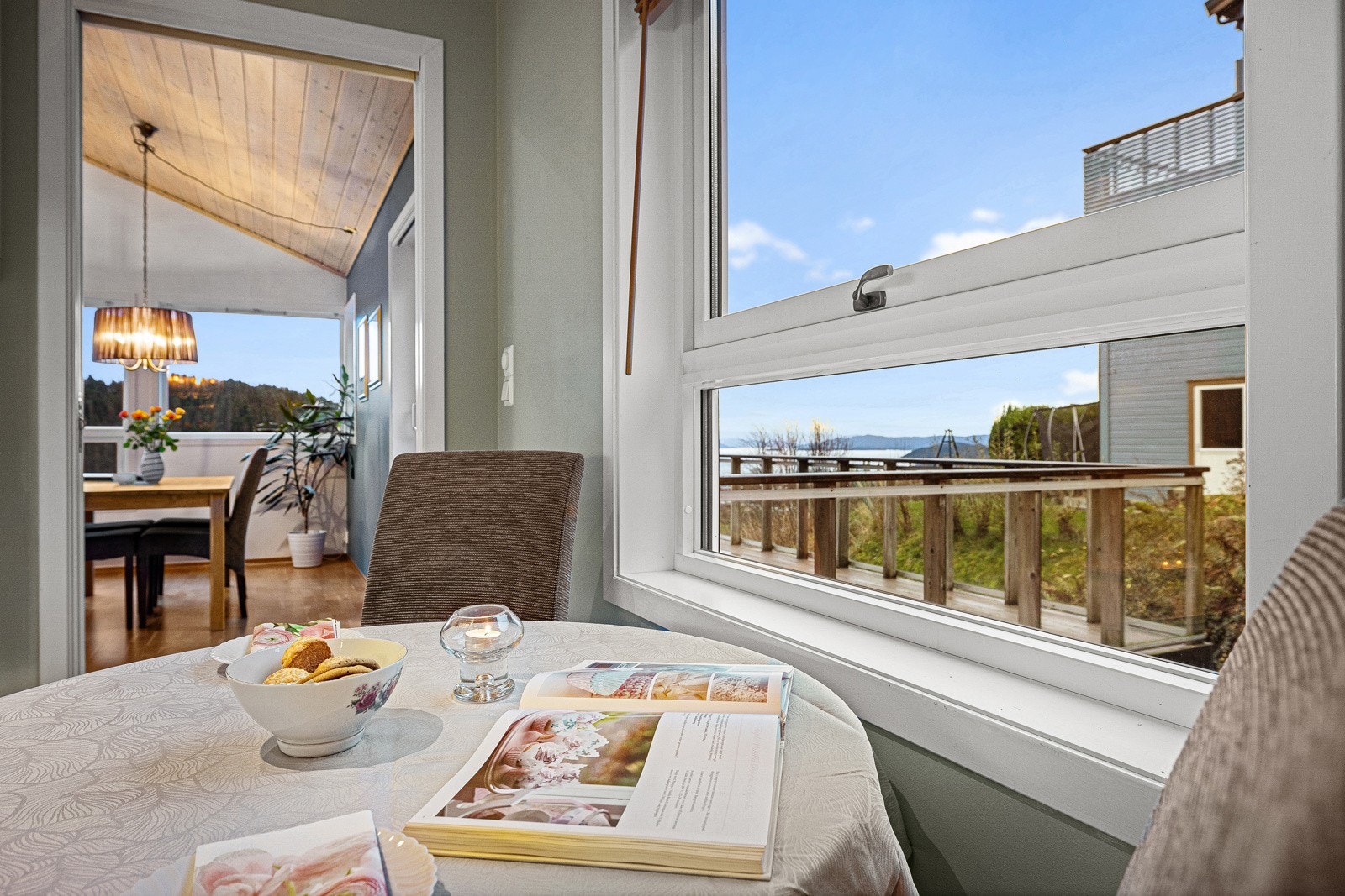 Frokostbord på kjøkkenet, også her med flott utsikt Galleribilde