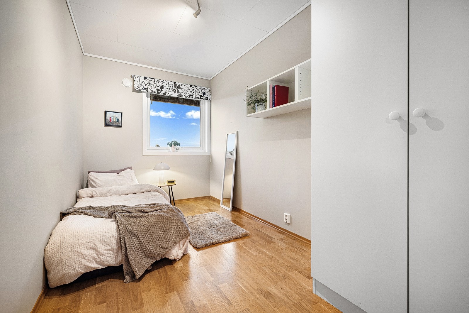 Det er totalt 3 soverom i denne etasjen Galleribilde