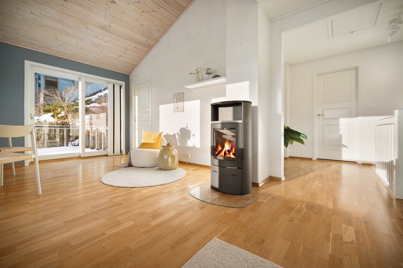 Ildsted sentralt plassert i stuerommet Galleribilde