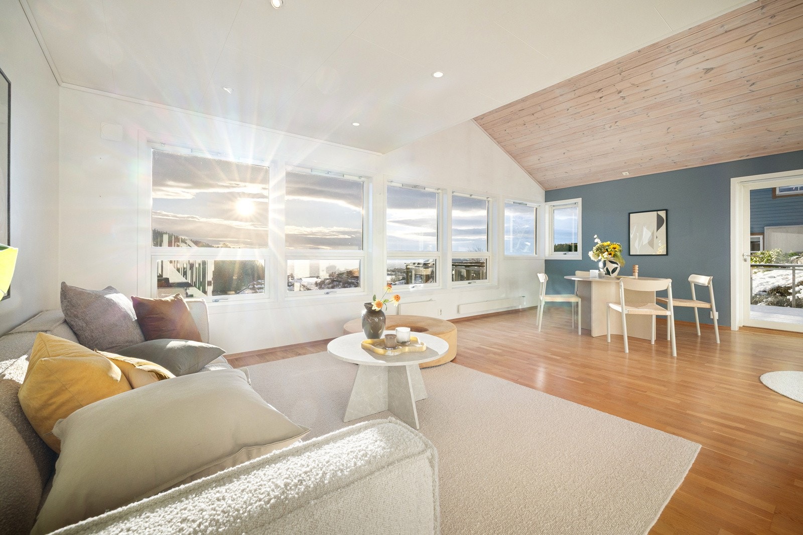 Stor stue i front av huset med utgang til stort uteområde Galleribilde