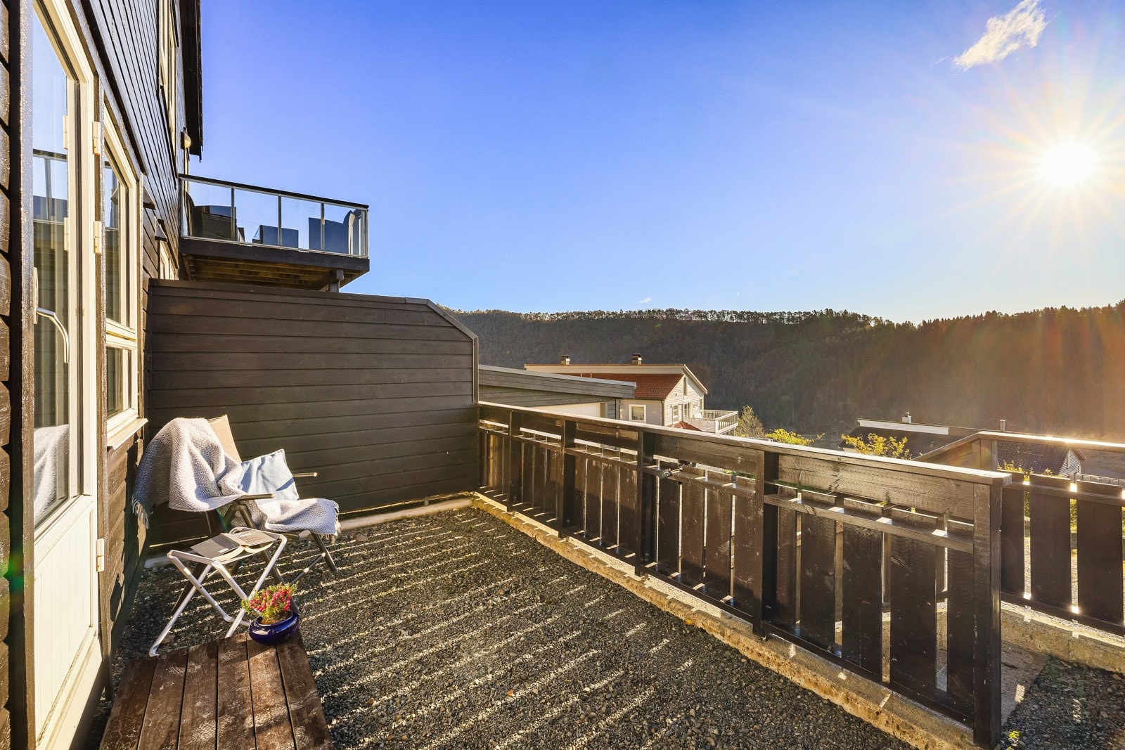 Fin og solrik uteplass utenfor soverommene Galleribilde