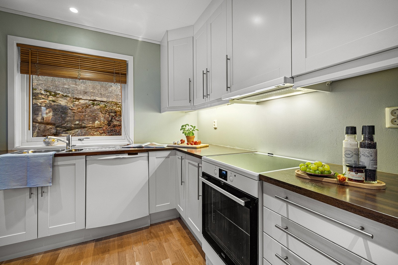 Her er det godt med oppbevarinspass i både skuffer og under- og overskap Galleribilde