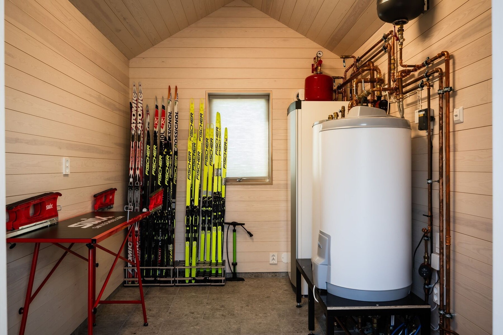 Frittstående utebod/teknisk rom med vannbåren gulvvarme - dette er en perfekt smørebod! Det er en ekstra varmtvannsbereder her, samt varmtvann i utekran. Galleribilde