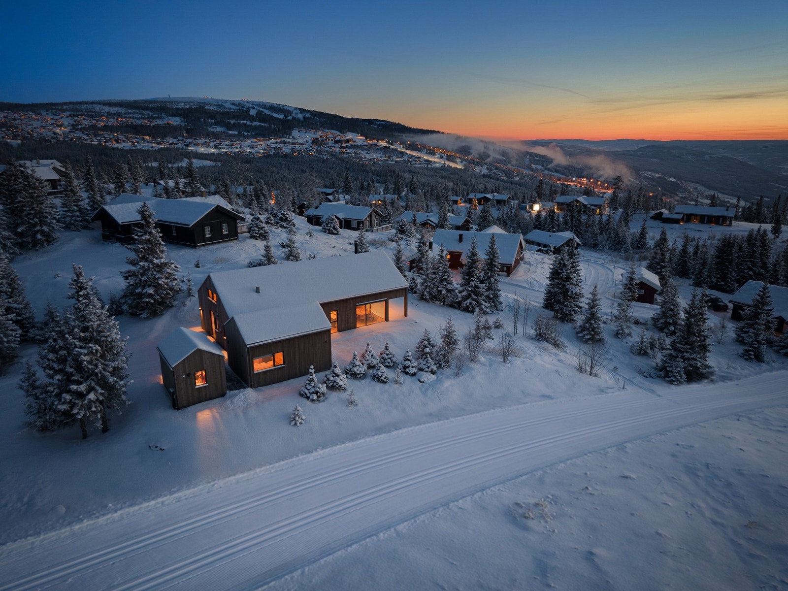 Tomten grenser til preparert skiløype med videre tilknytning til et helt fantastisk løypenett. Hafjelltoppen og alpinsenteret i bakgrunnen. Galleribilde