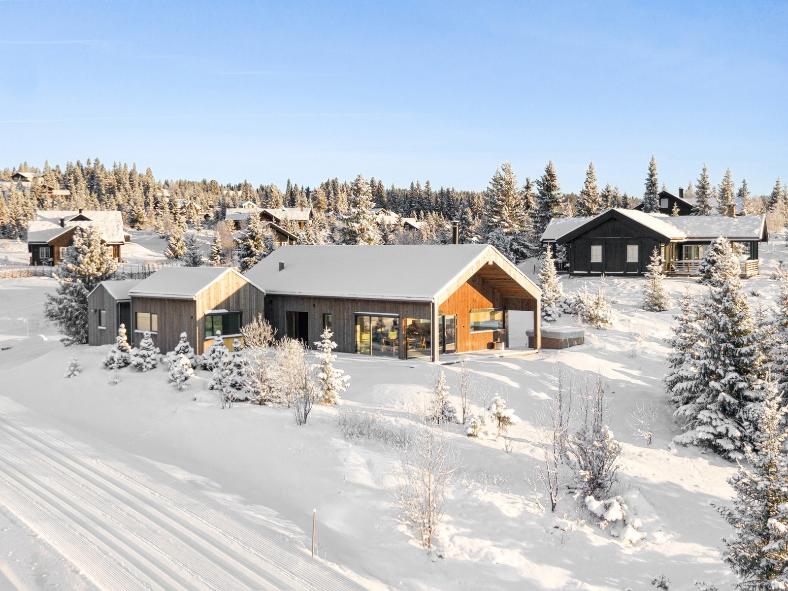 Stor (1747 m²) naturtomt med svært gode lys- og solforhold. Usjenert beliggenhet på en liten høyde. Galleribilde