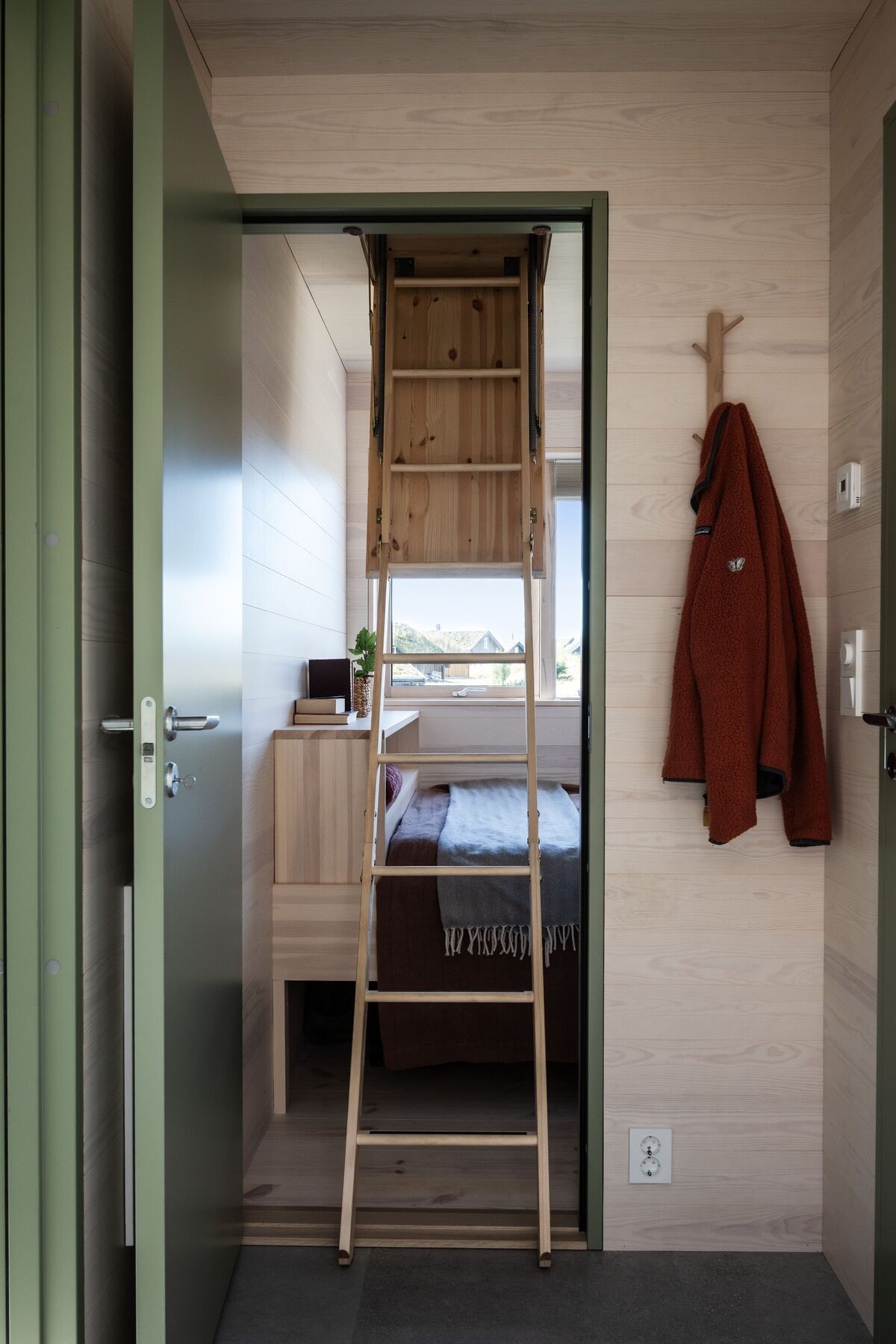 Nedfellbar stige i himling på soverom i anneks, med adkomst til stort lagringsloft. Galleribilde