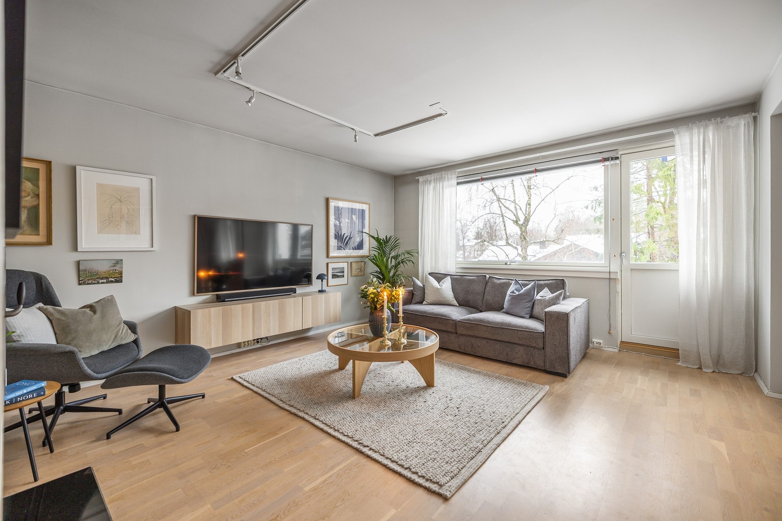 På andre siden av leiligheten finner du stuen. Her får du godt med lys fra begge sider av leiligheten. Galleribilde