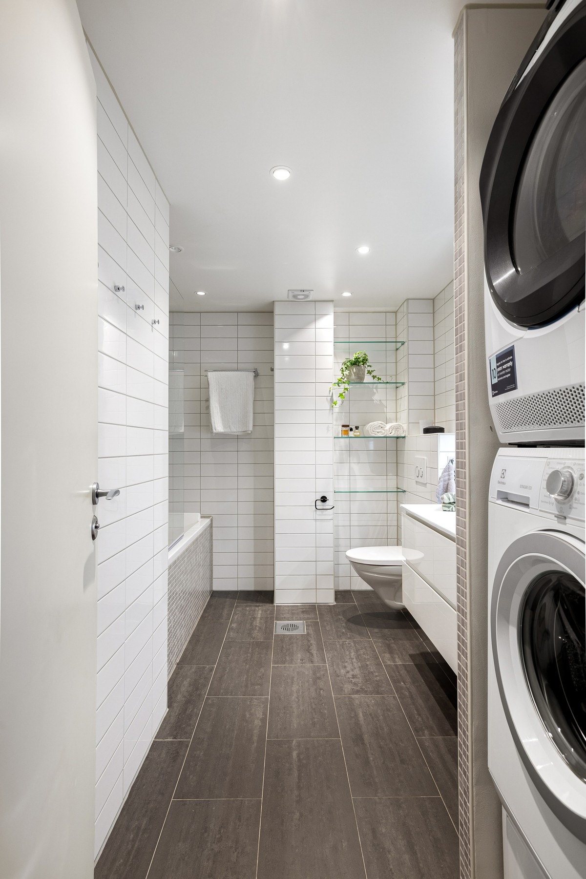 Videre finner du et delikat og romslig bad fra 2015 med gulvvarme og downlights. Galleribilde