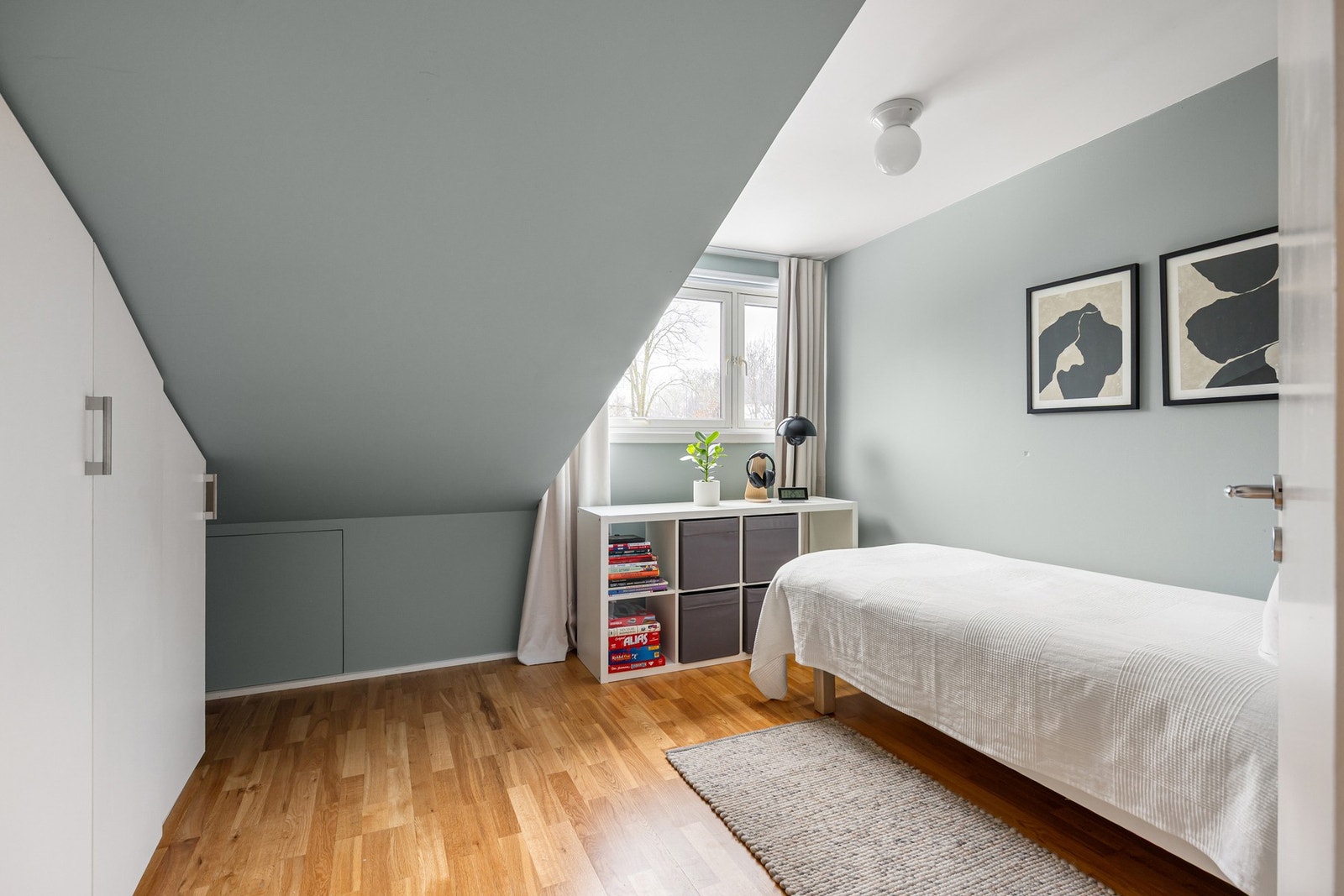 Soverom 1 er romslig med plass til seng og øvrig møblement. Galleribilde