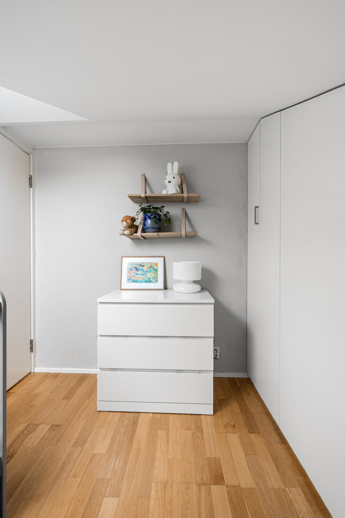 Smarte skap som utnytter hele skråveggen. Galleribilde