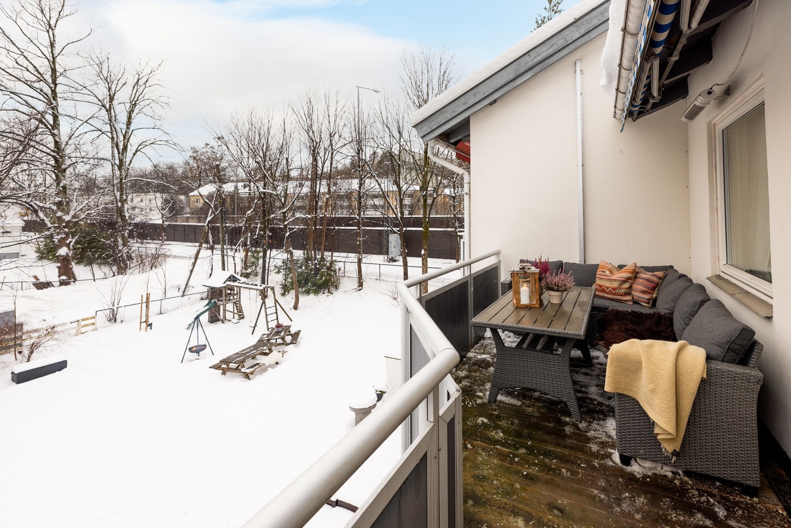 Sydvestvendt balkong på hele 8,5 kvm med adkomst fra stuen. Galleribilde