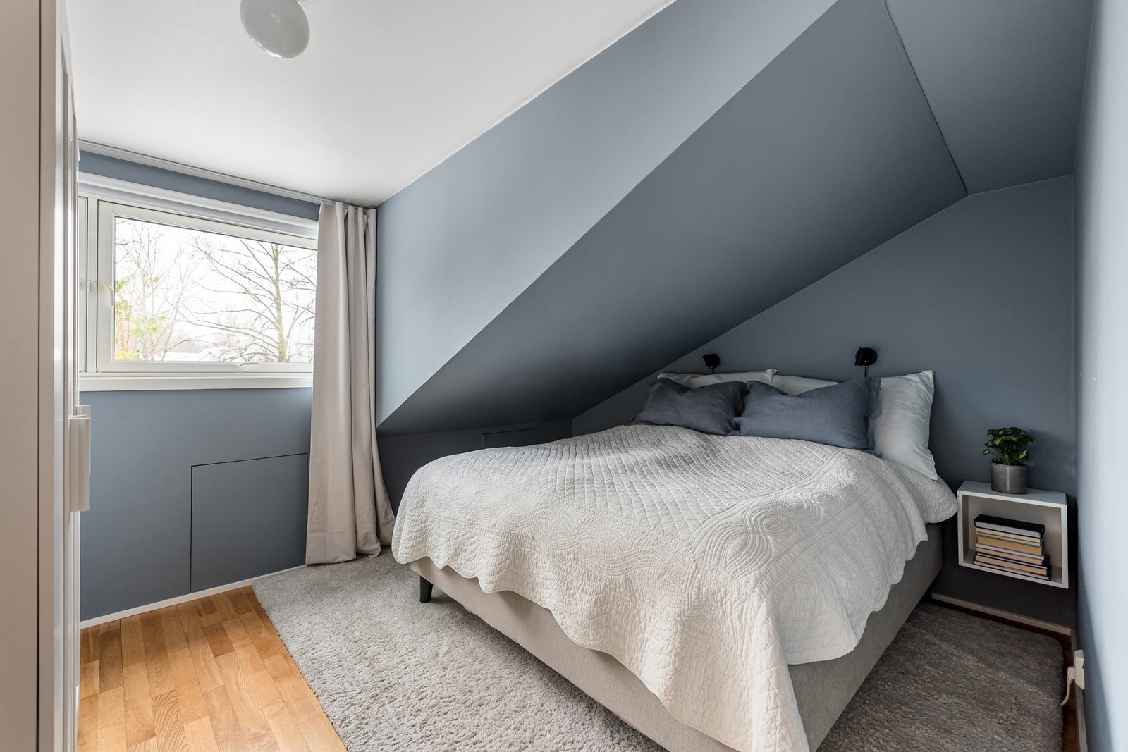Soverom 2 brukes som hovedsoverom med god plass til dobbeltseng. Galleribilde