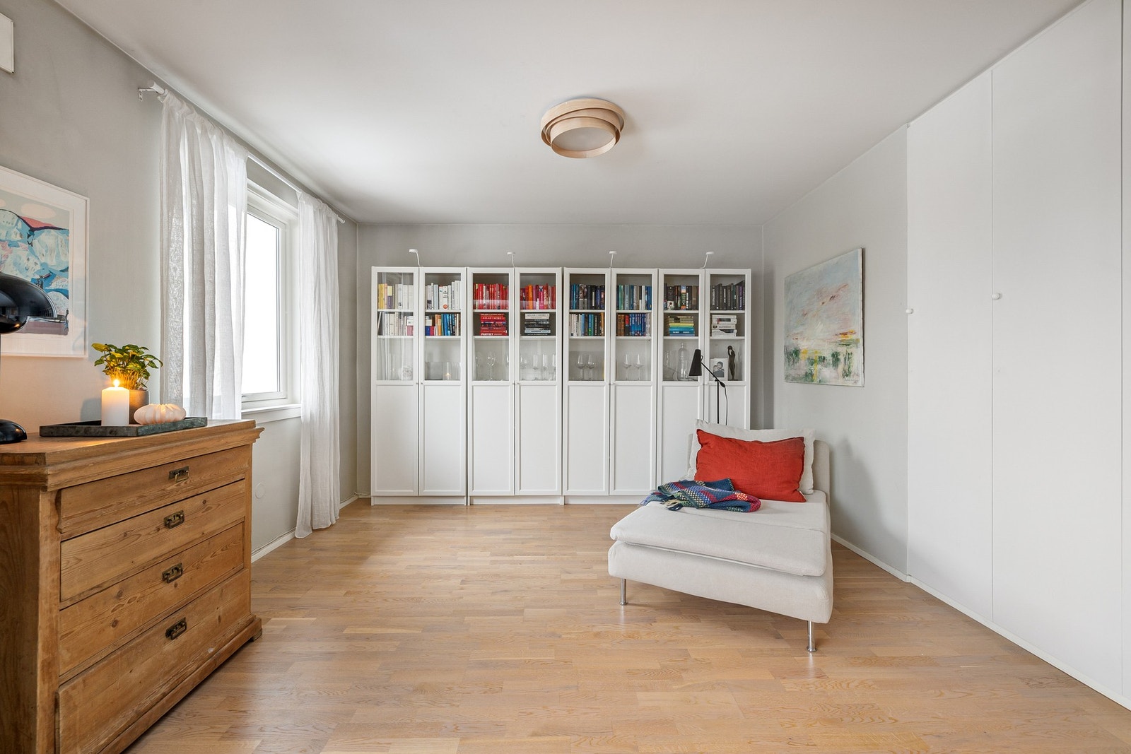 Lyst og delikat rom med plass til en ekstra sittegruppe m.m. Her har du også integrerte skap i veggen. Galleribilde