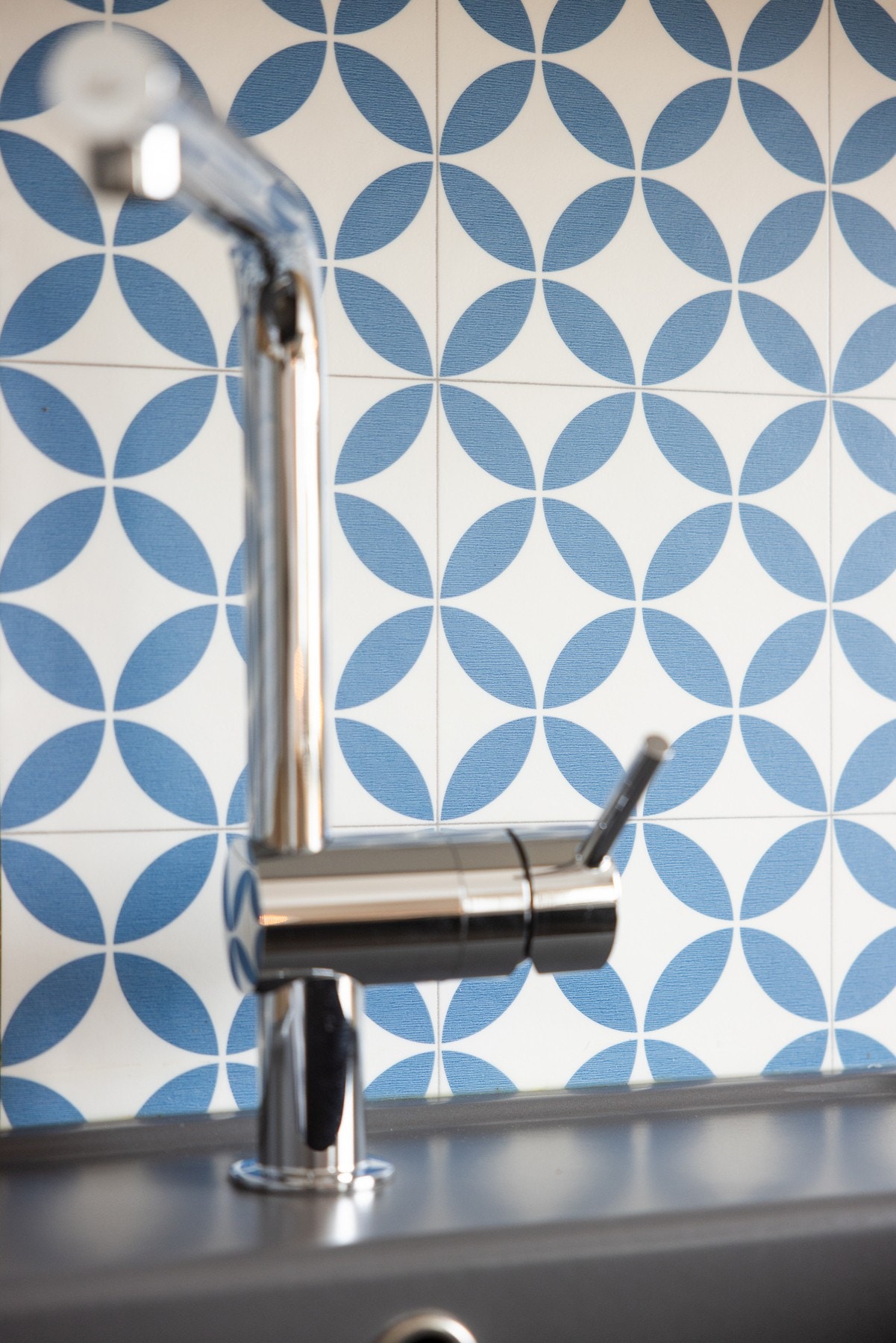 Sjekk ut de lekre flisene mellom benk og skap. Galleribilde