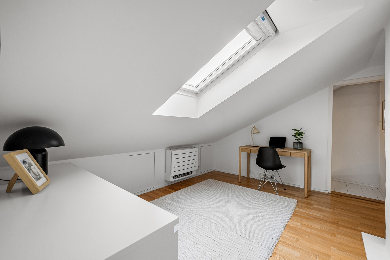 Her finner du en fin loftstue m/varmepumpe/aircondition som betjener hele etasjen. Her kan man ha hjemmekontor/lekerom/tv-stue m.m. Galleribilde