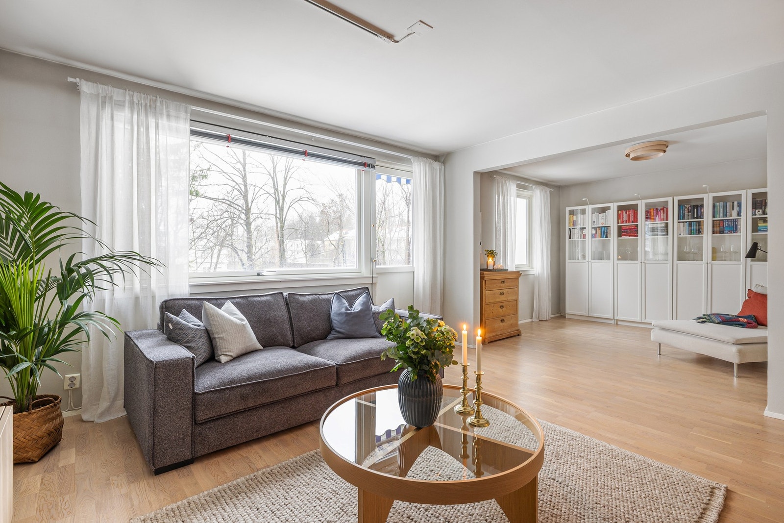 Stuen er meget stor da den tidligere var både stue og soverom. Her kan man sette opp veggen igjen for å få et 4. sov. Galleribilde