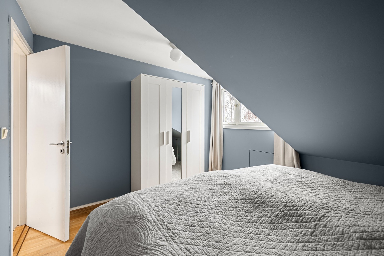 Her har du også garderobeskap. Galleribilde