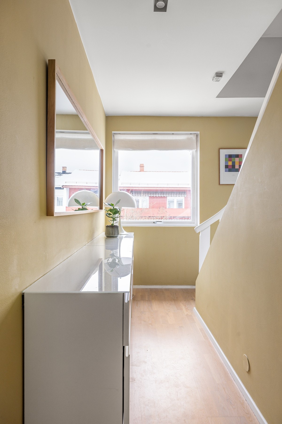 Velkommen inn! Leiligheten går over 2 plan og har svært gode planløsninger. Galleribilde