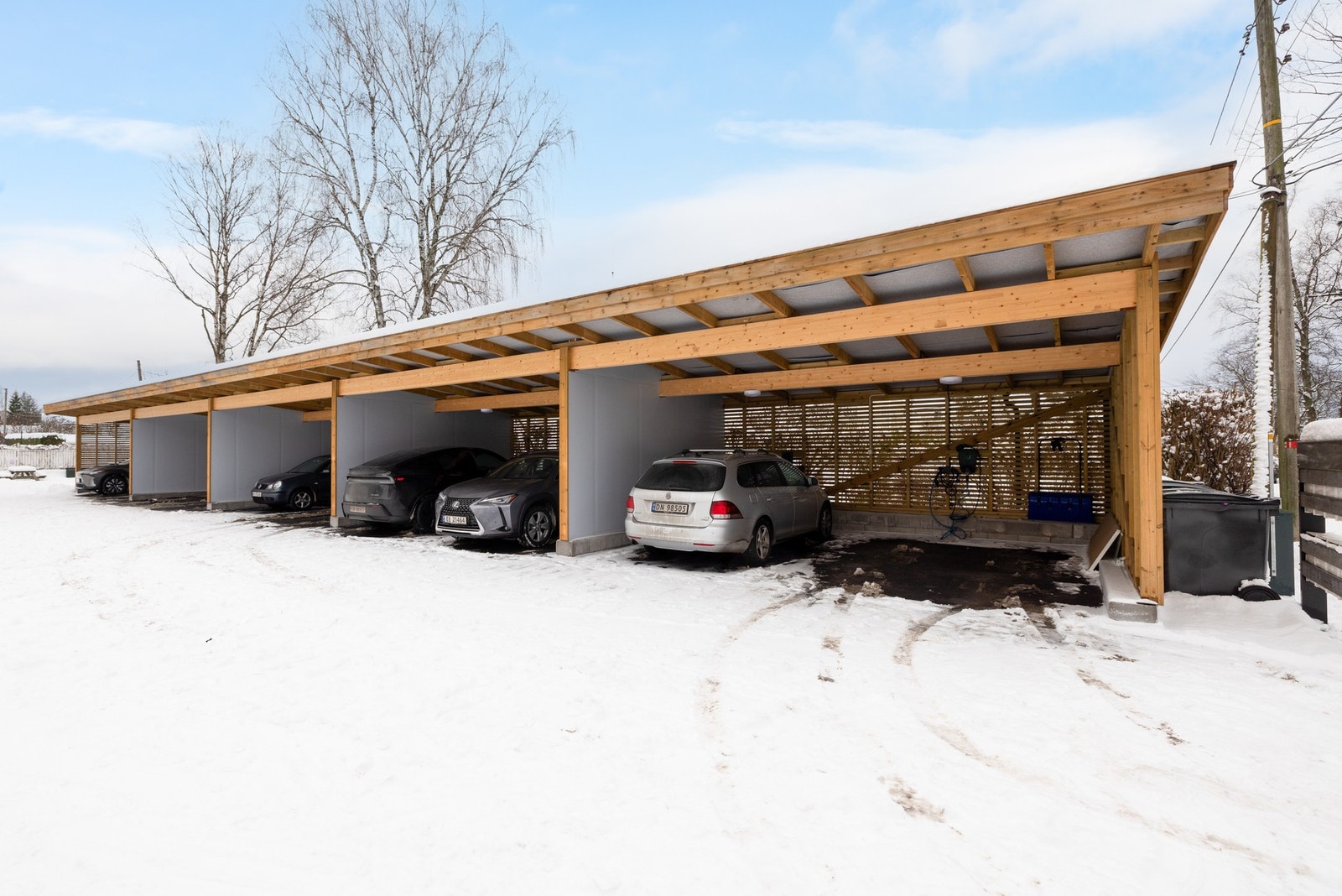 Carport m/lader medfølger, samt oppvarmet utebod. Det er også felles bod til utstyr- og sykkellagring. Galleribilde