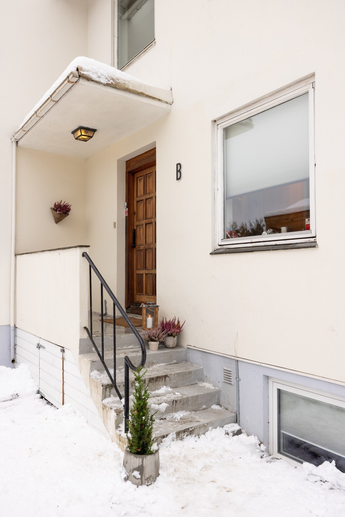 Boligen deler inngangsparti med leiligheten under. Bodplass under trappen. Galleribilde