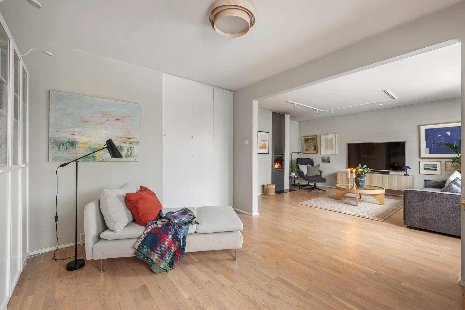 Det ble satt inn nye vinduer og balkongdør i stuen i 2022. Galleribilde