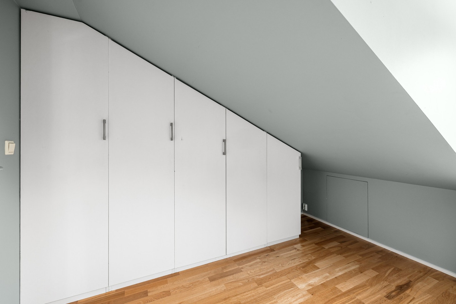 Smart garderobe som utnytter hele skråveggen. Galleribilde