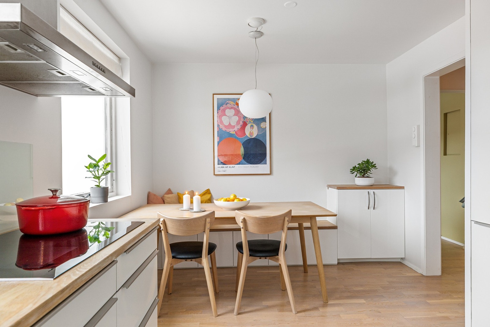 På kjøkkenet har du en smart plassbygget benk m/oppbevaring og skap ved siden av. Galleribilde