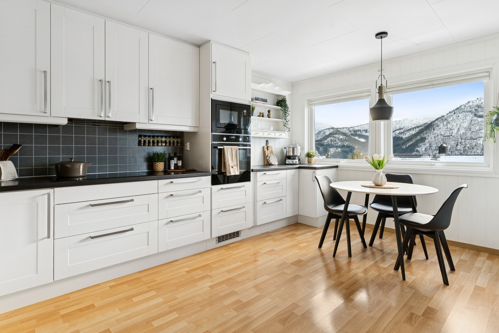 - I tillegg kan boligen by på en fantastisk utsikt over fjellene - Galleribilde