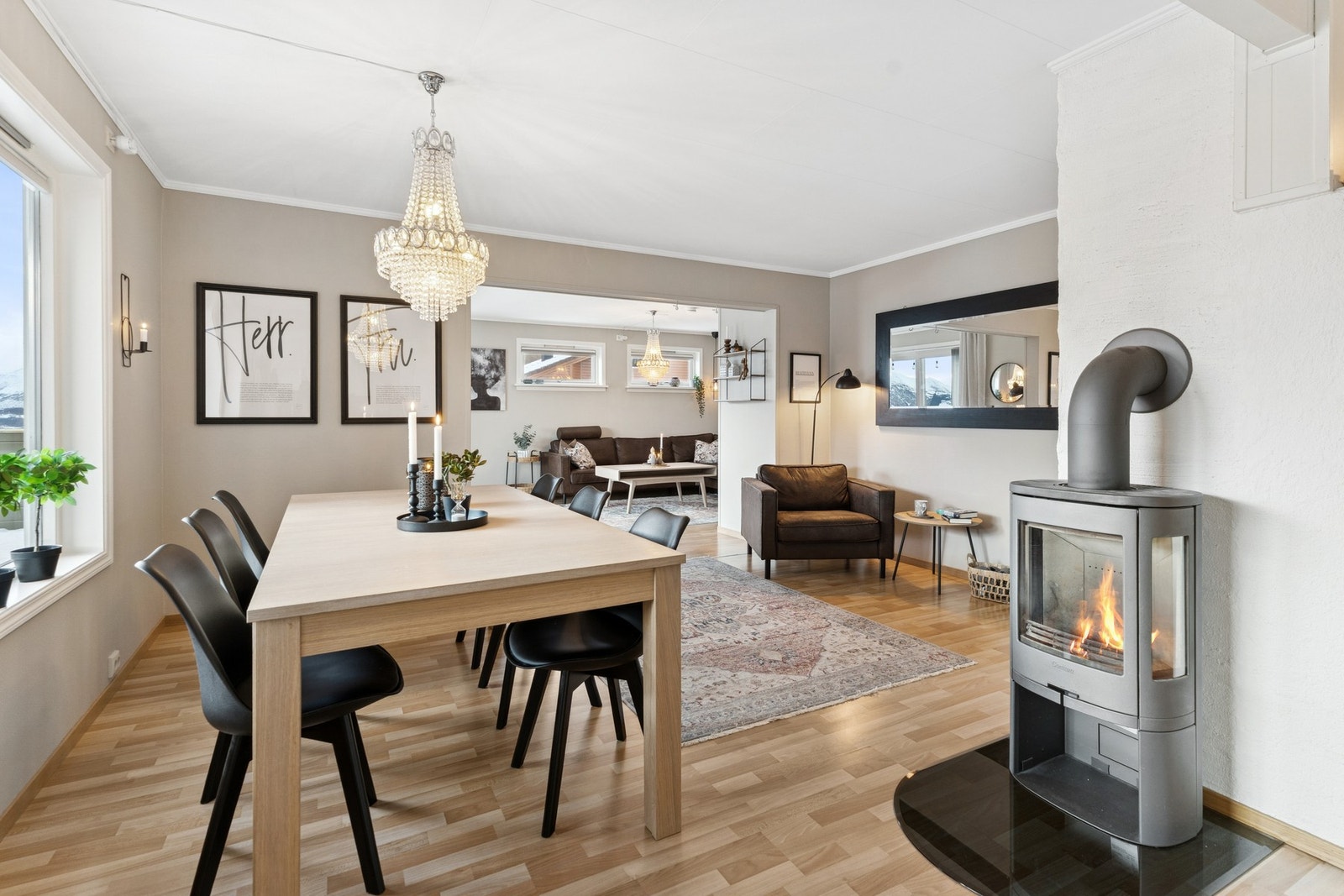 - Vi kommer direkte inn i stuen, som har en praktisk løsning med spisestue. Sofagruppe er plassert i delen som ble påbygd i 2005 - Galleribilde