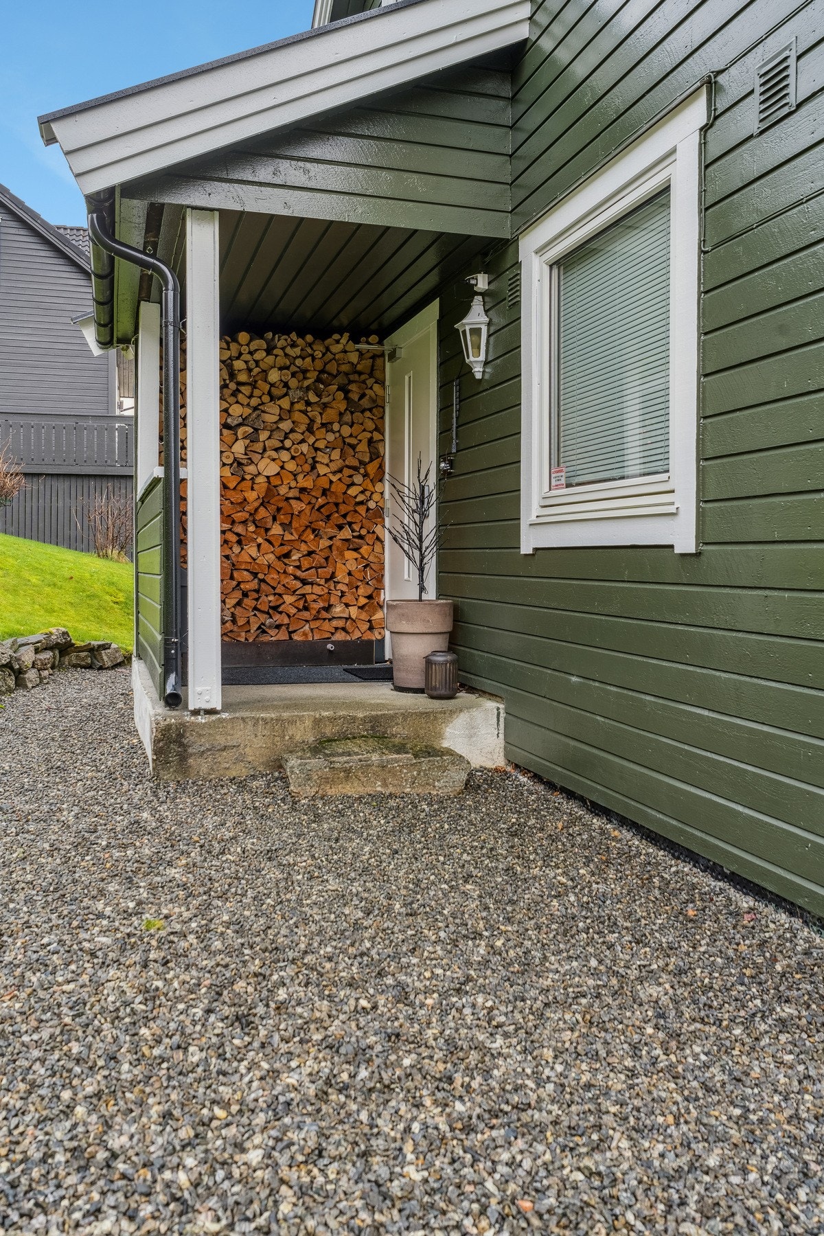 - Overbygd inngangsparti med god plass til lagring av ved - Galleribilde