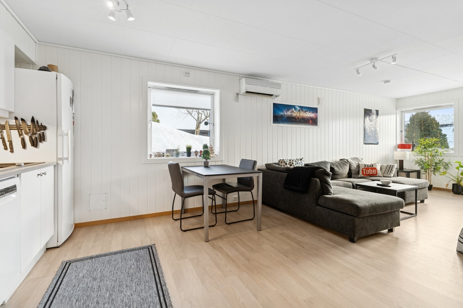 - Her har du en åpen stue/-kjøkken løsning og varmepumpe som sprer varmen godt i leiligheten - Galleribilde