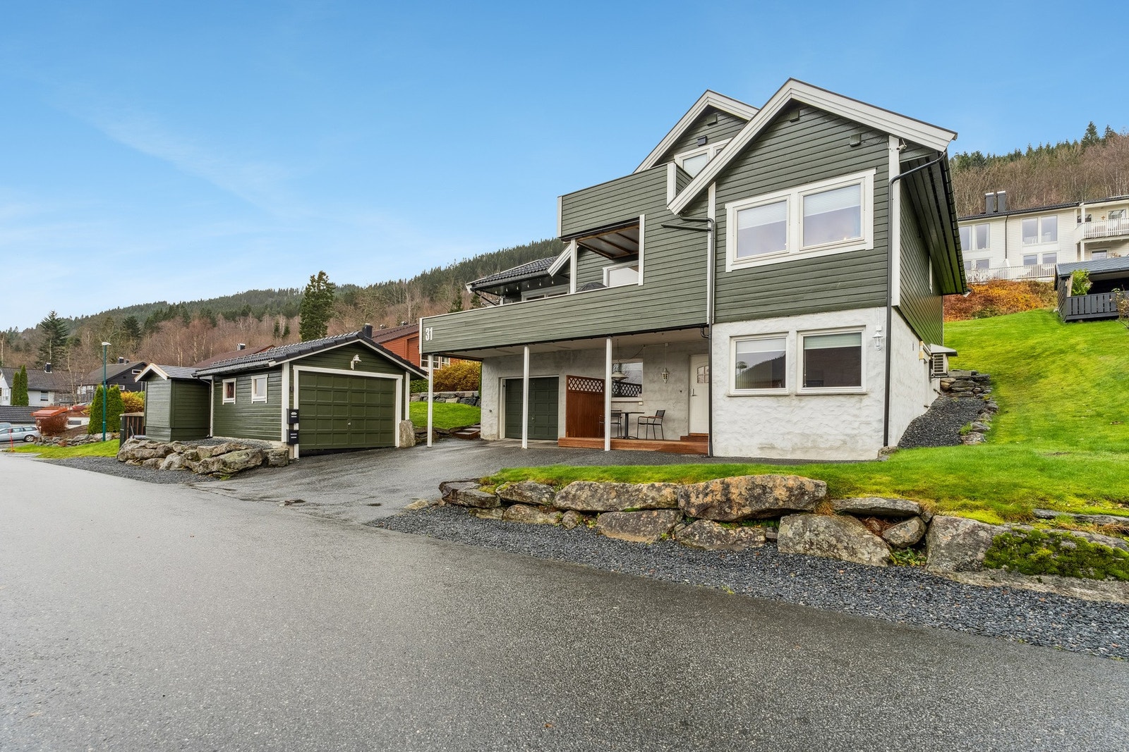 - Eiendommen går over tre plan og har en fin beliggenhet på Bratteberg. Fasaden ble malt i 2023. - Galleribilde