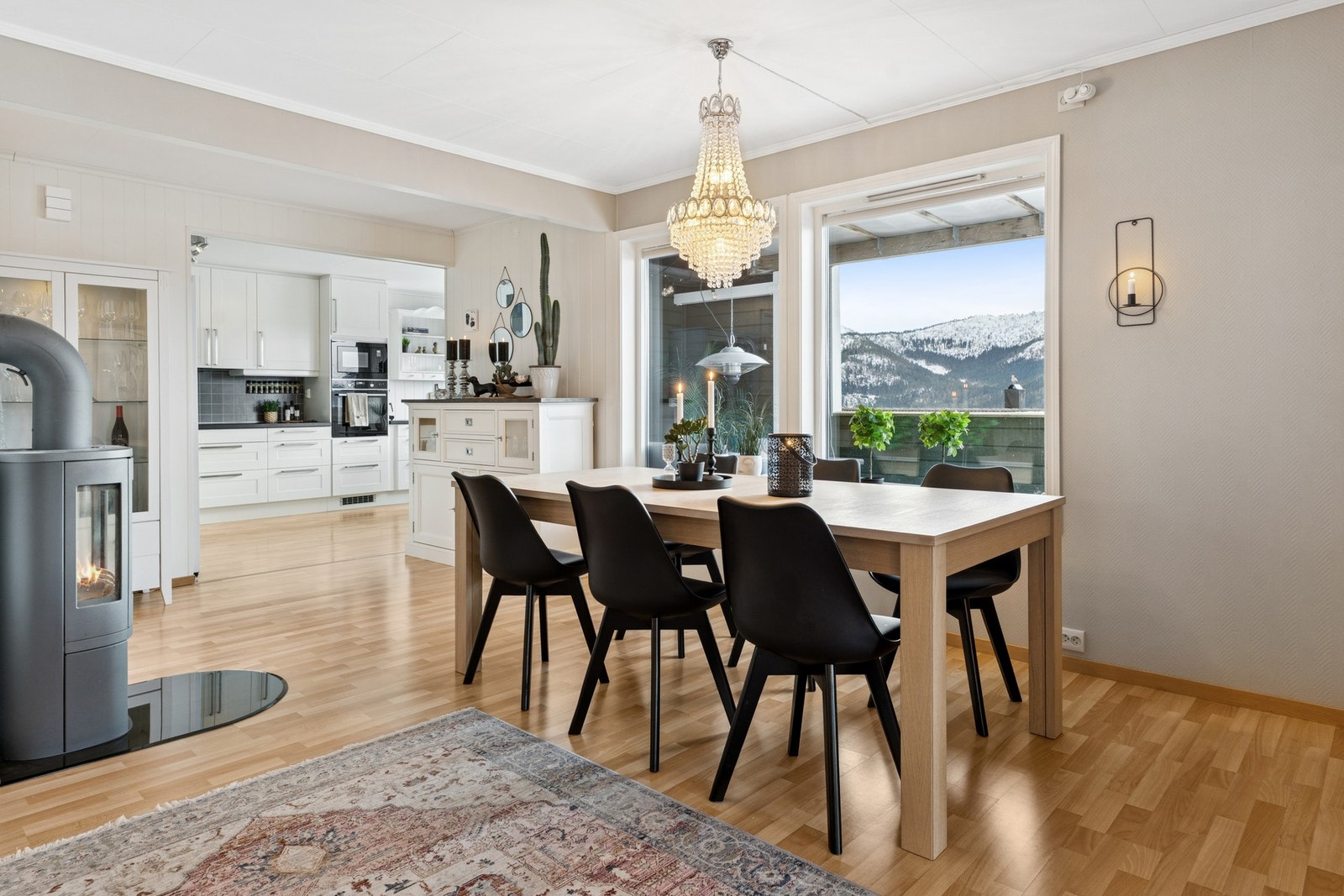 - Boligen har blant annet en åpen stue- og kjøkkenløsning, med spisebord som passer godt inn i rommet - Galleribilde