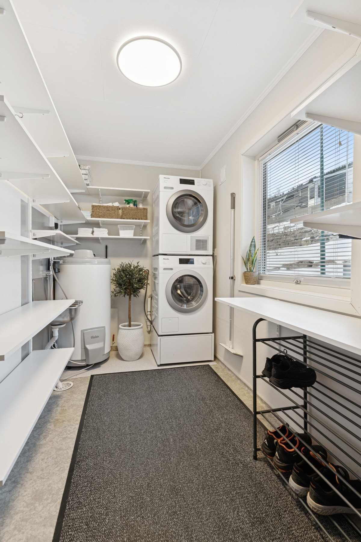 - Ved inngangspartiet har du et praktisk vaskerom med mye hyller - Galleribilde