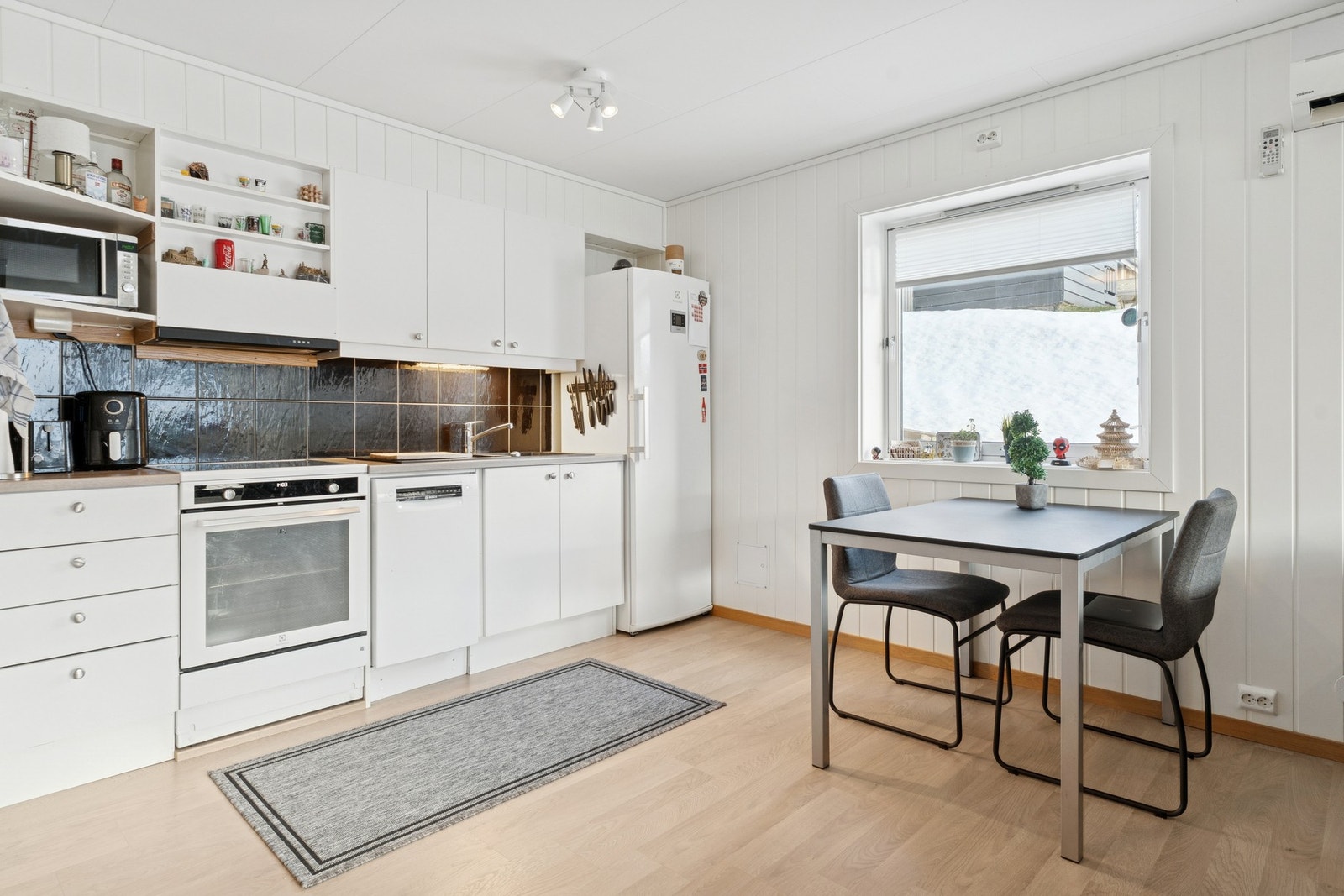 - Kjøkken med plass til spisebord - Galleribilde