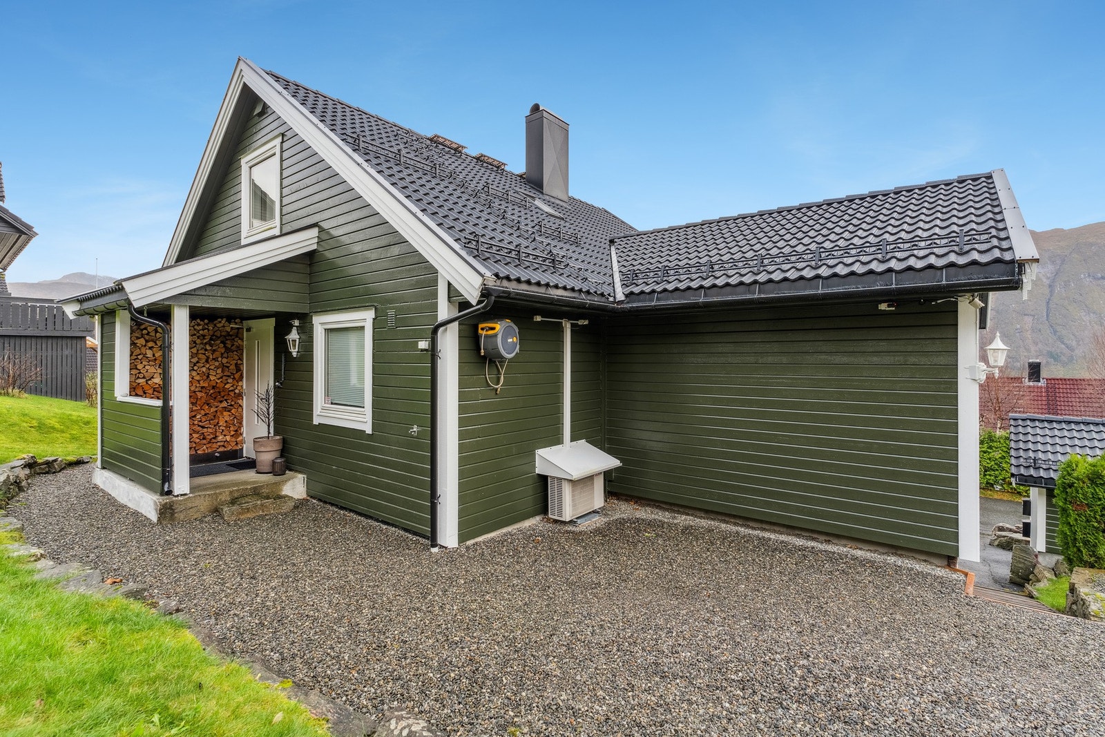 - Taktekking ble skiftet i 2023 og de fleste vinduene i hovedetasjen og på loft ble oppgradert i perioden 2011- 2013 - Galleribilde